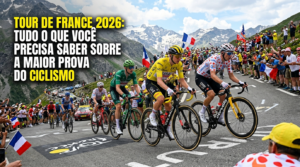 Fotografia de uma etapa de montanha do Tour de France de 2026. Em primeiro plano, três ciclistas profissionais competem em uma subida asfaltada sinuosa nos Alpes franceses, rodeados por uma multidão de espectadores e bandeiras da França. O ciclista central veste a camisa amarela de líder (UAE Team Emirates). À esquerda, o texto em letras amarelas e brancas sobre fundo escurecido diz: 'TOUR DE FRANCE 2026: TUDO O QUE VOCÊ PRECISA SABER SOBRE A MAIOR PROVA DO CICLISMO